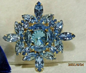 FABULOUS APARKLING AQUA BLUE NAVETTE RHINESTONE VINTAGE BROOCH PIN - Picture 1 of 3