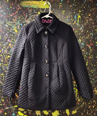Elegante Abrigo Betsy Johnson Acolchado Negro Jet Corazón Botones a Presión Pequeño Negro Lazo Foto 1 de 4