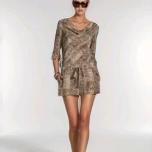 Mameluco Bcbgmaxazria Marcelle Seda Satinado Marrón Serpiente Corbata Cintura Capucha Cuello Mujer M - Imagen 1 de 24