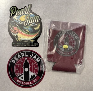 Pearl Jam Merch Lotto Set 2018 Adesivi Missoula e Coozie (PJ1) - Foto 1 di 5