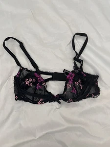 Sujetador Victoria Secret 32B de encaje negro con costuras florales  - Imagen 1 de 6
