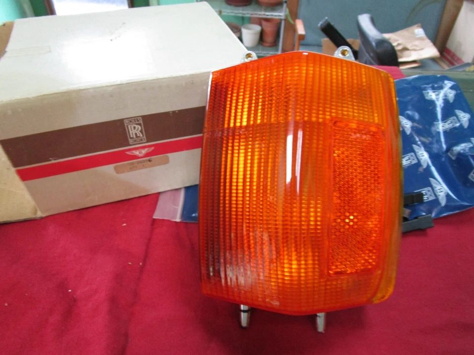 Rolls Royce Silver Spur, Spirit right front indicator lamp assembly UD26356 NOS - Image 1 of 4