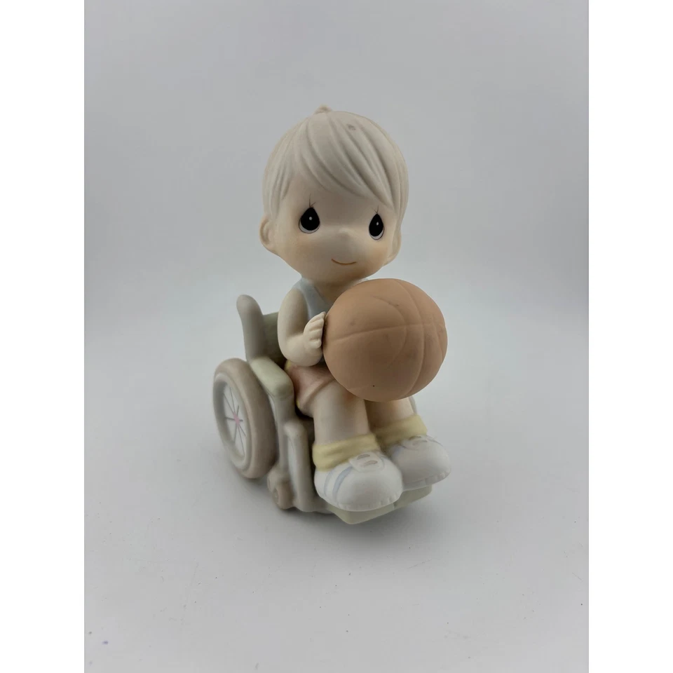 Figura de baloncesto Precious Moments Give Ability A Chance Boy en silla de ruedas 1996 Foto 1 de 3
