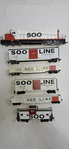 HO Scale Athearn SOO Locomotive With 5 Cars. Tested - Picture 1 of 6