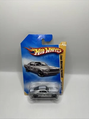 Nuevos modelos Hot Wheels 2008 plateados con rayas blancas Ford Mustang Fastback #27 Foto 1 de 4
