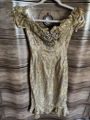 Mandalay 女式水钻网 V 领紧身连衣裙金色蕾丝串珠 4 码 — 第 1/4 张图片