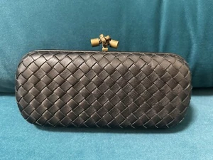 bottega veneta Clutch aus hartem schwarzem Leder mit Knoten - Bild 1 von 10