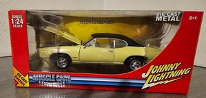 Johnny Lightning 1968 PONTIAC GTO 1:24 68 GTO  Mayfair Maize '68 GTO Muscle Car - Picture 1 of 5