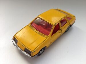 Corgi Juniors - Ford Sierra 2.3 Ghia w kolorze melonowego żółtego