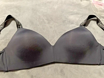 Sujetador Bebe para mujer negro 34DD blanco estampado de logotipo acolchado inalámbrico correas elásticas Foto 1 de 4