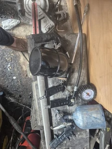 24 Ltr Air compresssor + Spray Gun and Accesorries - Picture 1 of 4