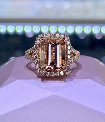 Anillo de compromiso con halo de morganita de corte esmeralda de 3 quilates enchapado en oro blanco de 14 quilates Foto 1 de 4