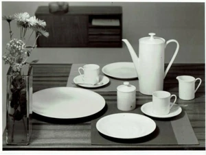 Willi Moegle "Kaffeeservice mit Blumenvase"50er Jahre, Sachfotograf Neusachlich - Bild 1 von 2