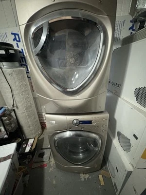 Juego combinado de lavadora y secadora GE Foto 1 de 3