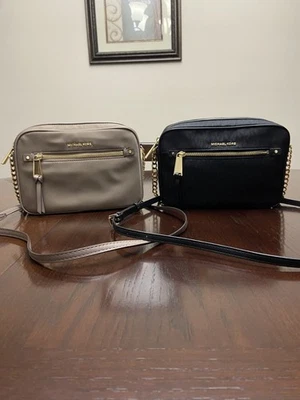 LOTE de DOS Bolso Bandolera Michael Kors Polly Nylon Correa Cadena Negro y Beige Foto 1 de 4
