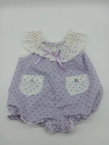 Vintage SWEET TREATS Baby Mädchen 6-9 Monate Hergestellt in den USA Lila Rüschen Spitze Blumen Strampler  - Bild 1 von 10