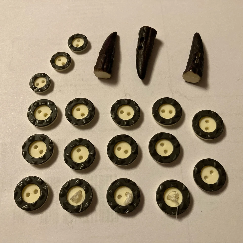 14 Trachtenknöpfe Ø 16mm, 3 St. Ø 11,5mm, 3 St. Geweihspitze - Hirschhorn Imitat - Bild 1 von 1