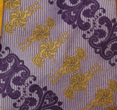 CORBATA VINTAGE PARA HOMBRE AÑOS 70 ~ SOLDADOS GRIEGOS ~ PÚRPURA, LAVANDA, AMARILLO DORADO ~ 55" Foto 1 de 4