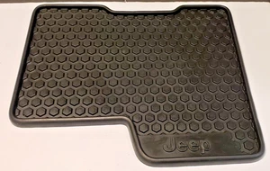 Alfombrilla de goma trasera izquierda Jeep Renegade 2022-2024 OEM 735634930 - Imagen 1 de 4