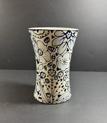 Vaso coletor Stephanie Verdun azul e branco pintado à mão 7" de altura - Imagem 1 de 4