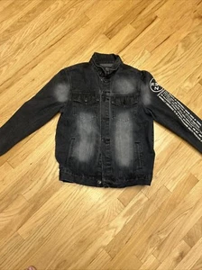 Reason Denim Jeansjacke Herren Medium Knopfleiste dunkelgrau Waschung Grafik hinten Hit - Bild 1 von 5