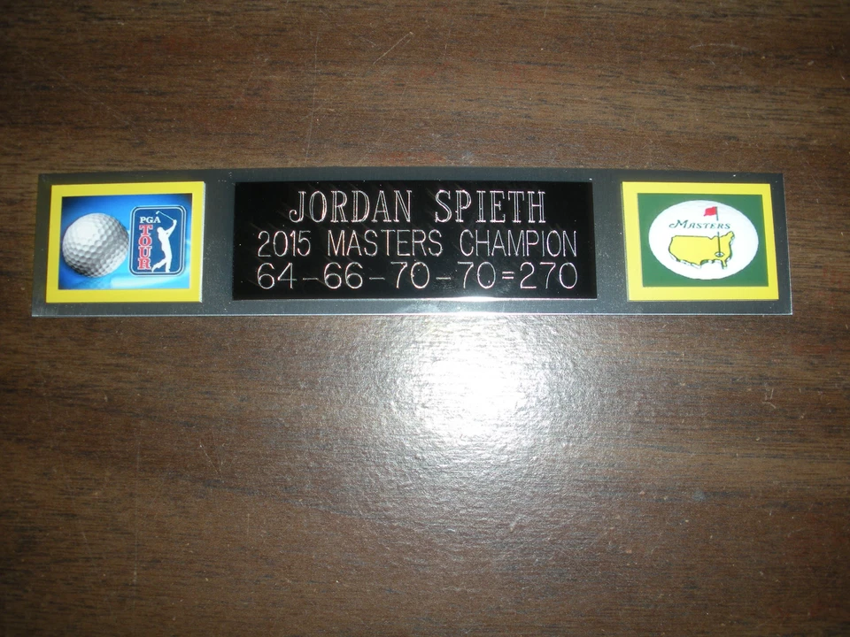 PLACA DE IDENTIFICACIÓN JORDAN SPIETH (GOLF) PARA EXHIBICIÓN/BANDERA/FOTO DE BOLAS AUTOGRAFIADAS Foto 1 de 1