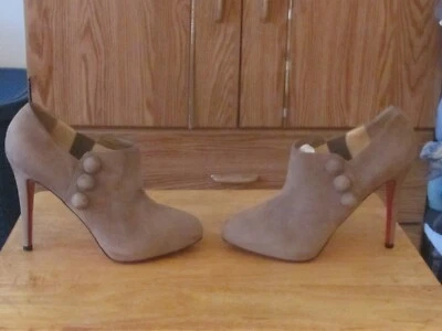 Christian Louboutin "C'est Moi" бежевый замшевые ботинки бывшие в употреблении размер: 39/8 М - Изображение 1 из 4