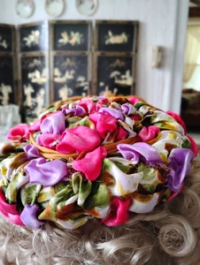 CAPPELLO DA DONNA VINTAGE ANNI '50 - HATTIE CARNEGIE - STEVENS CHIGAGO - ROSA CALDO E VIOLA SPLENDIDO - Foto 1 di 8