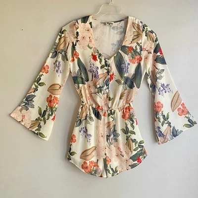 Mameluco floral Show Me Your Mumu para mujer talla pequeña manga campana cuello en V botón Foto 1 de 4