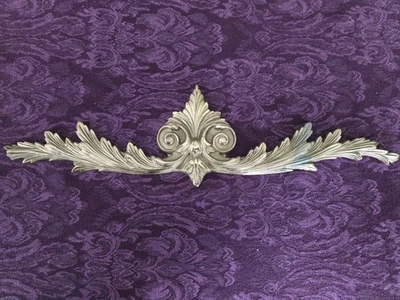 Antiguo montaje central de frontón fundido de latón pesado Foto 1 de 4