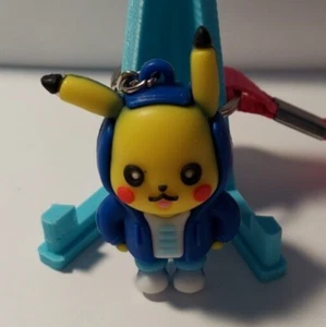 Pikachu (blauer Hoodie) Pokemon Schlüsselanhänger klein 2" Figur - Bild 1 von 2