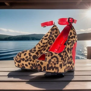 "Plataforma de leopardo Iron Fist 11M punta de péep cuñas corazones rojos deletreados ""El amor mata" - Imagen 1 de 19