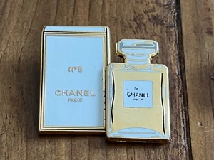PINS PIN PARFUM PERFUME LUXE CHANEL N°5 SIGNE ET N° - Picture 1 of 1