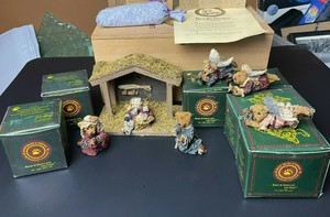 Boyds Bear Nativity and Ornaments in Nice Wooden Bonita Bear Box
