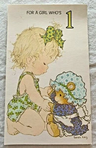 Entzückende Vintage Sarah Kay Norcross Geburtstagskarte UNBENUTZT Kleinkind Mädchen Spielzeugkiste Bär - Bild 1 von 4