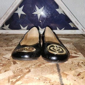 QUPID Women Leatherette Round Toe Ballet Flat (BLACK GLOSS) Gold Emblem - Size 6 - Picture 1 of 8