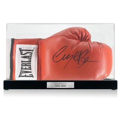 Boxhandschuh signiert von Nigel Benn. Vitrine mit Plakette - Bild 1 von 4