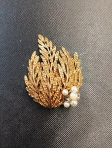 Broche rama vintage de perlas Sim y diamantes de imitación transparentes - tono dorado J-22 - Imagen 1 de 2