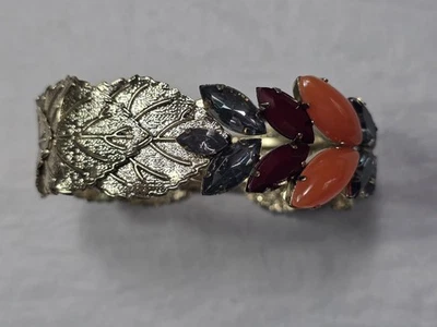 Brazalete Brazalete Anthropologie Patrón Hoja de Oro Piedras Multicolores Foto 1 de 4