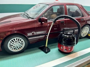 1/18 Scale Henry Hoover And Cleaning Sign 1/18 Garage Diorama - Picture 1 of 4