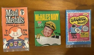 3 1960er ungeöffnete Wachspackungen: McHales Navy, Fleer Mad Medals & Fleer Stupid Stamps - Bild 1 von 8