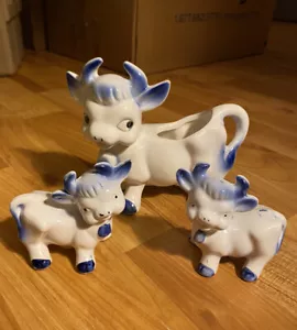 Vintage Cow 3 Piece Set - Creamer and Salt & Pepper Shakers Blue And White - Picture 1 of 20