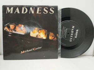 MADNESS Michael Caine 1984 Reino Unido 7" vinilo sencillo STIFF RECORDS 45 original - Imagen 1 de 1