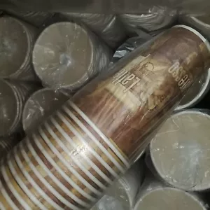 Tazas de café caliente de papel desechable de 100 a 1000 con tapas blancas planas 16 oz - Imagen 1 de 11