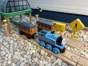 Thomas & seine Freunde Holzeisenbahn Light Up Reveal Annie Clarabel DFW81 Zug sehr guter Zustand - Bild 1 von 2