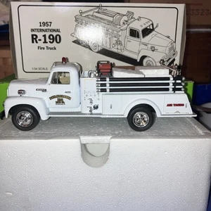 1/34 FIRST GEAR 1957 INTERNATIONAL R-200 FIRE TRUCK PHILADELPHIA 18-1206 - Picture 1 of 24
