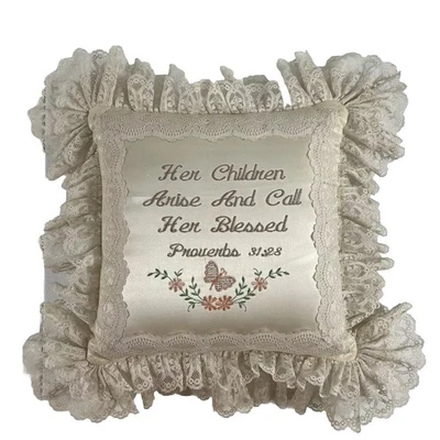 Almohada de colección con encaje recortada Proverbios 31:28 Llámala Bendita Día de la Madre Regalo Foto 1 de 4