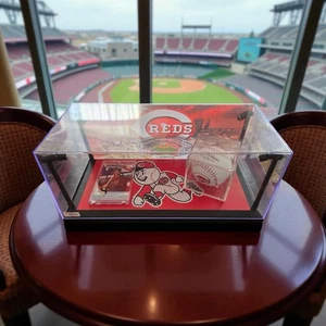 Barry Larkin Donruss 2002 Card + Reds Baseball in Display Case Cincinnati Reds - Picture 1 of 7