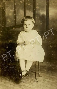 RPPC Anfang 1900 süßes Baby Mädchen antikes Original Foto im Stuhl - Bild 1 von 4
