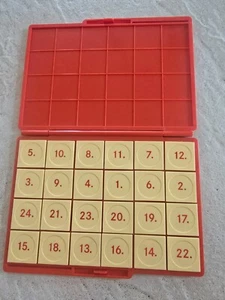LÜK - Kontrollgerät mit 24 Aufgabenplättchen rot (kompakt – 19,5 x 14,5 cm) TOP! - Bild 1 von 4